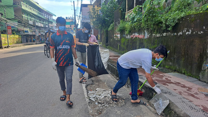 সিলেটে যত্রতত্র ছড়িয়ে-ছিটিয়ে আছে পরিত্যক্ত প্লাস্টিকের বোতল, চিপসের খালি প্যাকেটসহ নানা ময়লা-আবর্জনা পরিষ্কার করছে শিক্ষার্থীরা